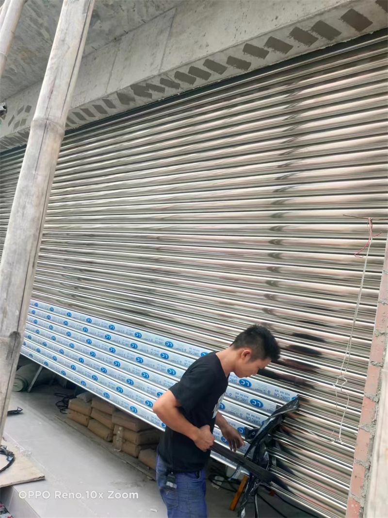  304不鏽鋼卷閘門安裝現場