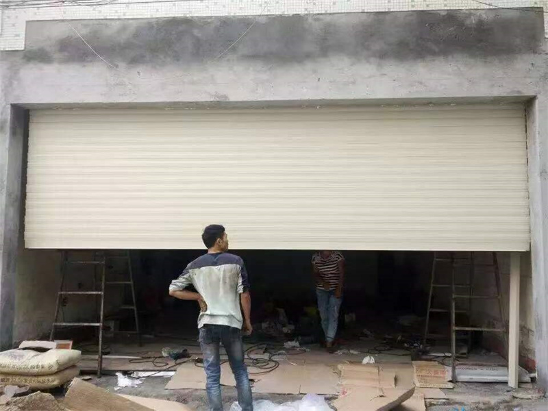  雙層鋁合金（jīn）卷閘門工地（dì）現場 (2)