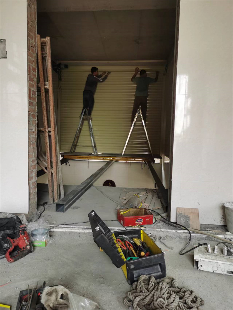  鋁合金卷閘門安裝現場 (7)